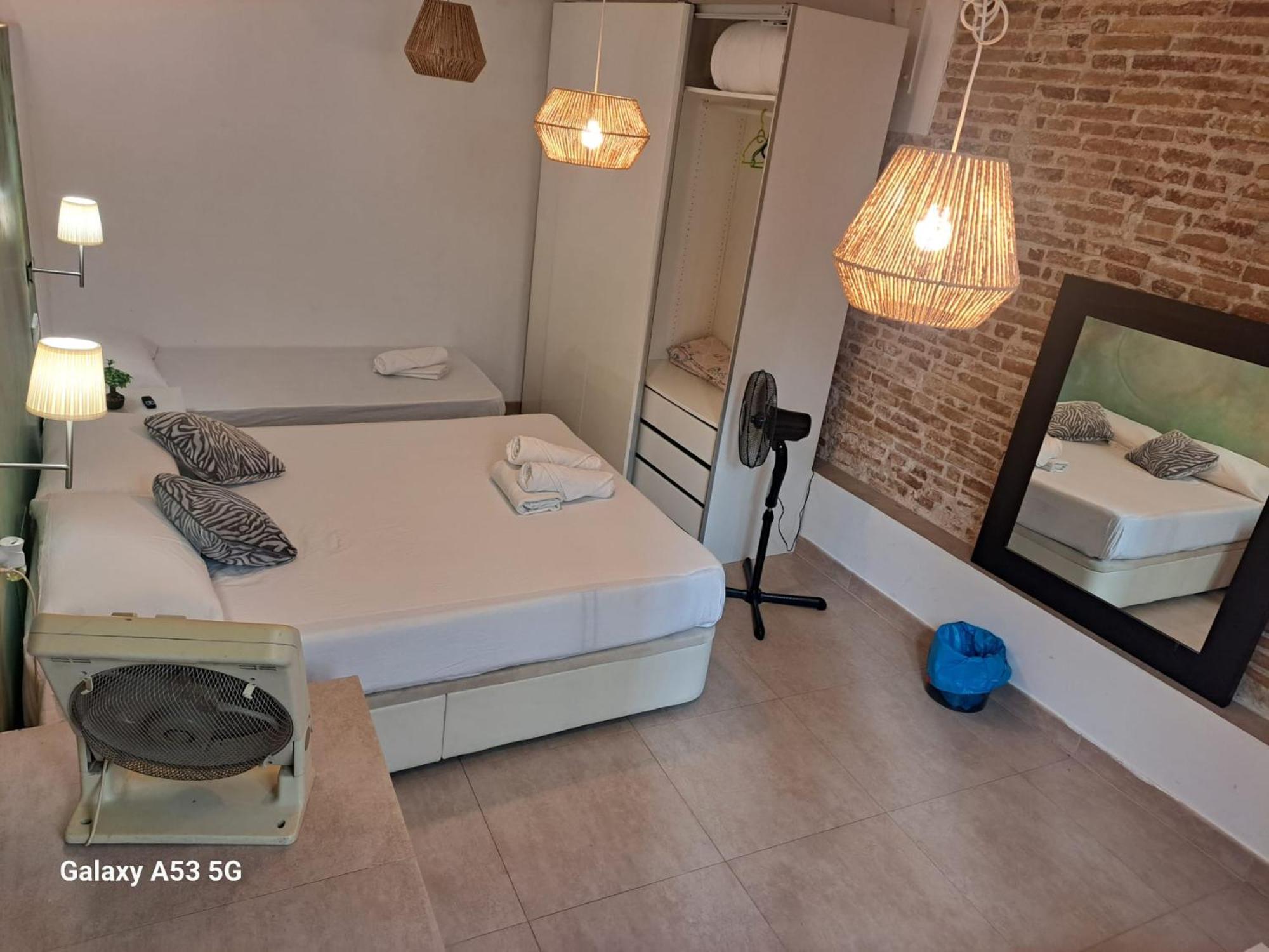 Habitacion Para Grupos Hasta 8 En Plena Rambla De Cataluna Barcelona Eksteriør bilde